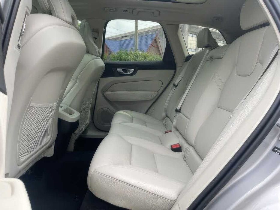 Volvo XC60 B5 Momentum      2022