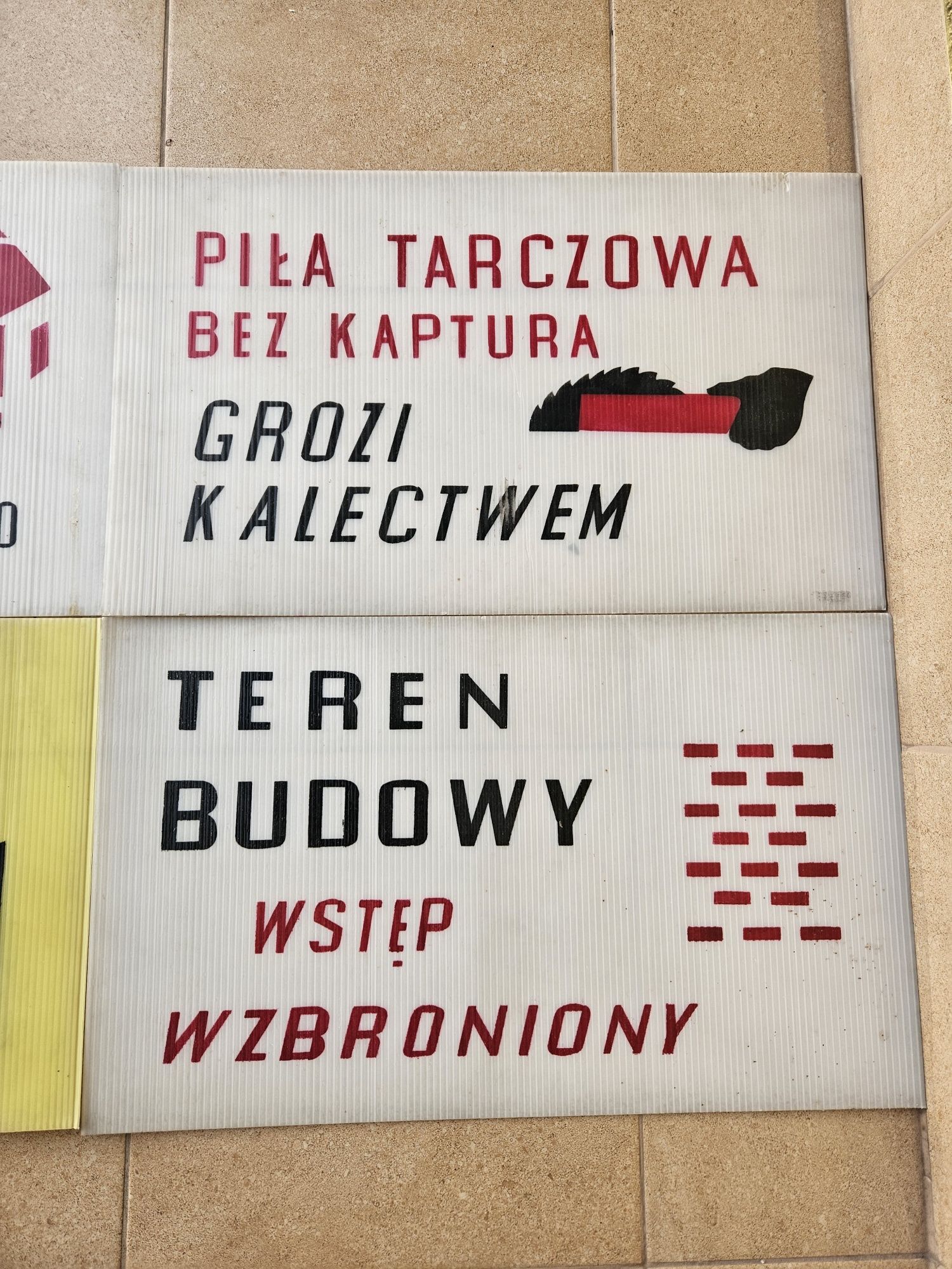 Zestaw czterech tablic informacyjno ostrzegawczych prl