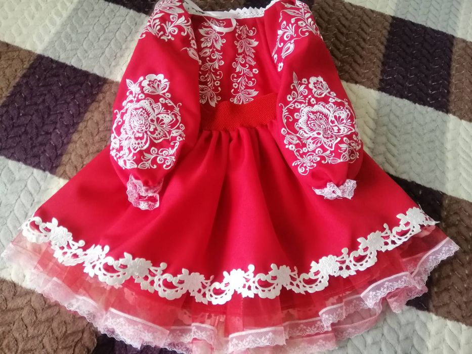 Вишиванки та плаття