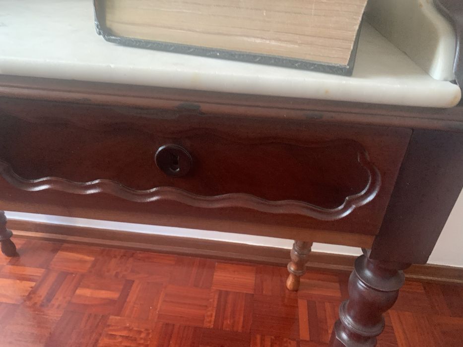 Mesa antiga com espelho