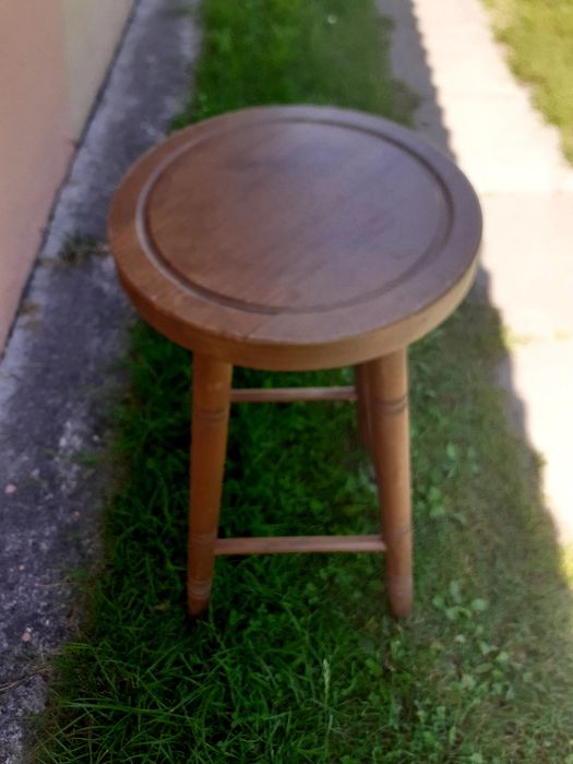 Stołki barowe hokery solidne  drewniane naprawdę warto.