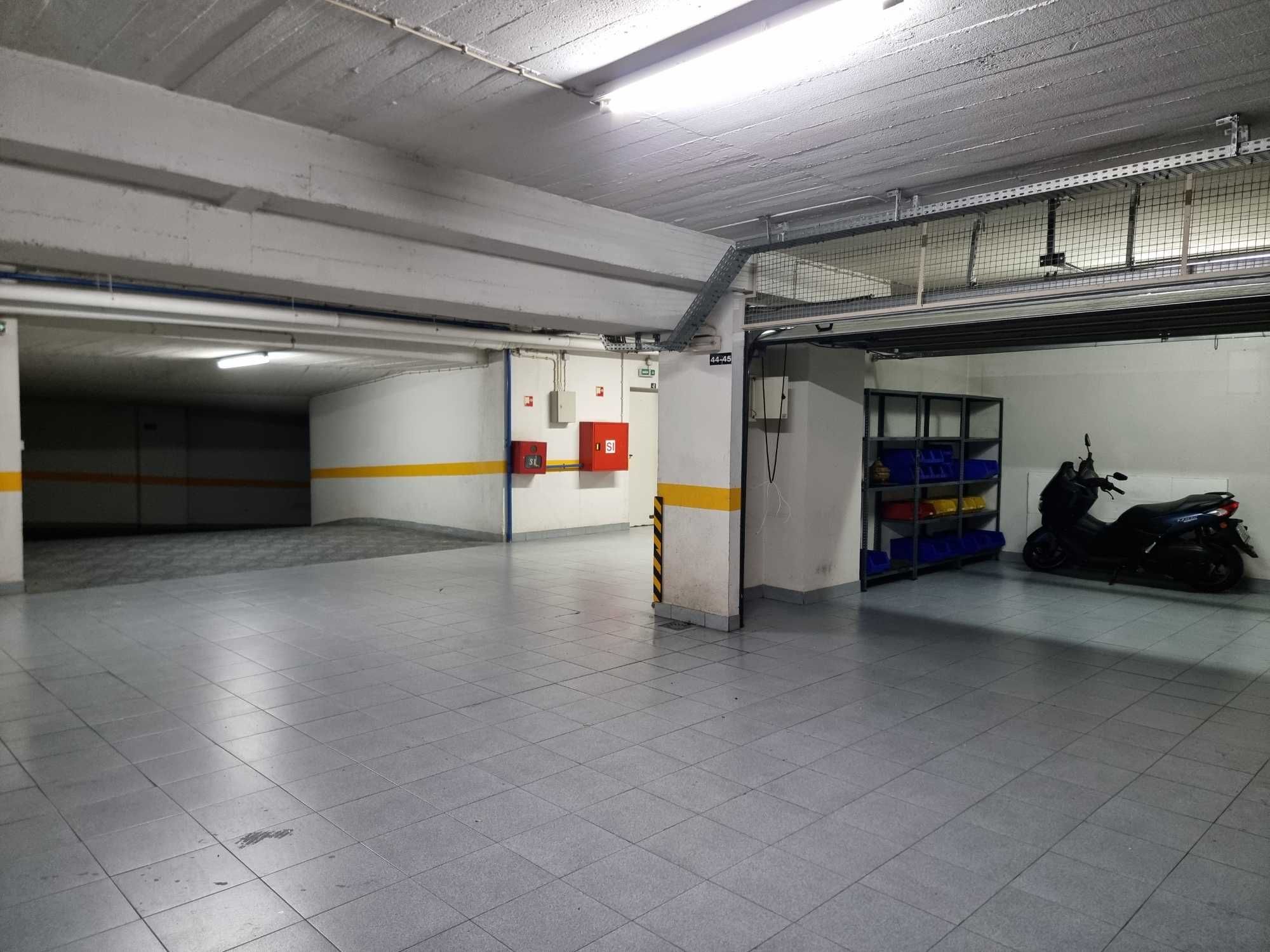 Garagem a 150 m da estação da reboleira