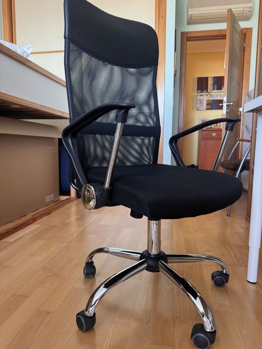 Cadeira de escritorio moderna e elegante, como nova