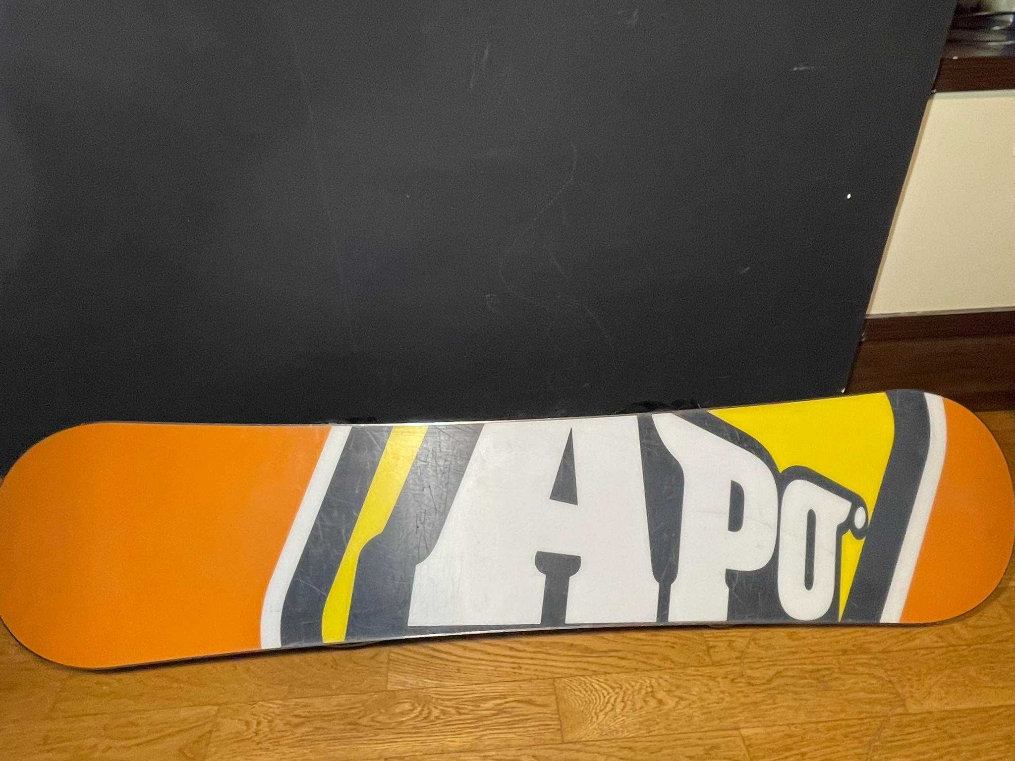 Snowboard APO 115 cm z wiązaniami Rage fastec