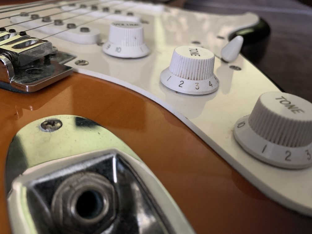 Squier by Fender Stratocaster. Rocznik 2000-03.