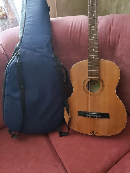 продам гитару с чехлом