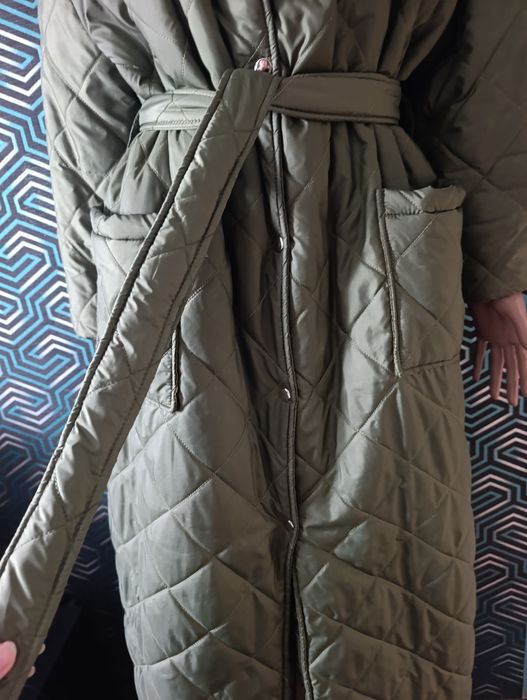 Осіннє стьобане пальто міді