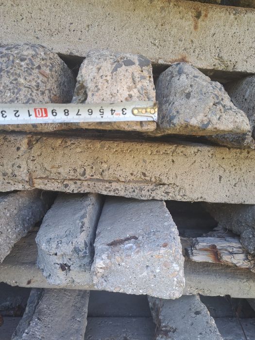 Стовпчики бетонні для огорожі або винограду