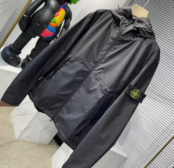 Kurtka z kapturem Stone Island – stylowa ochrona na co dzień /L