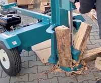 Piłowanie/łupanie drewna mobilną łuparką spalinową