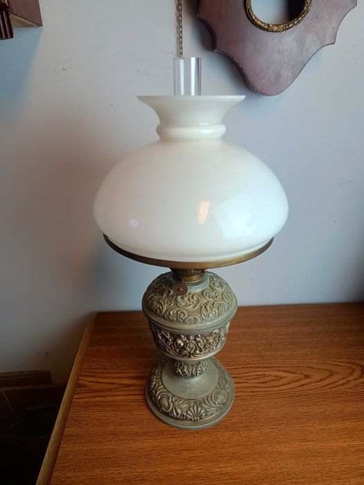 Stara lampa naftowa - pięknie zdobiona