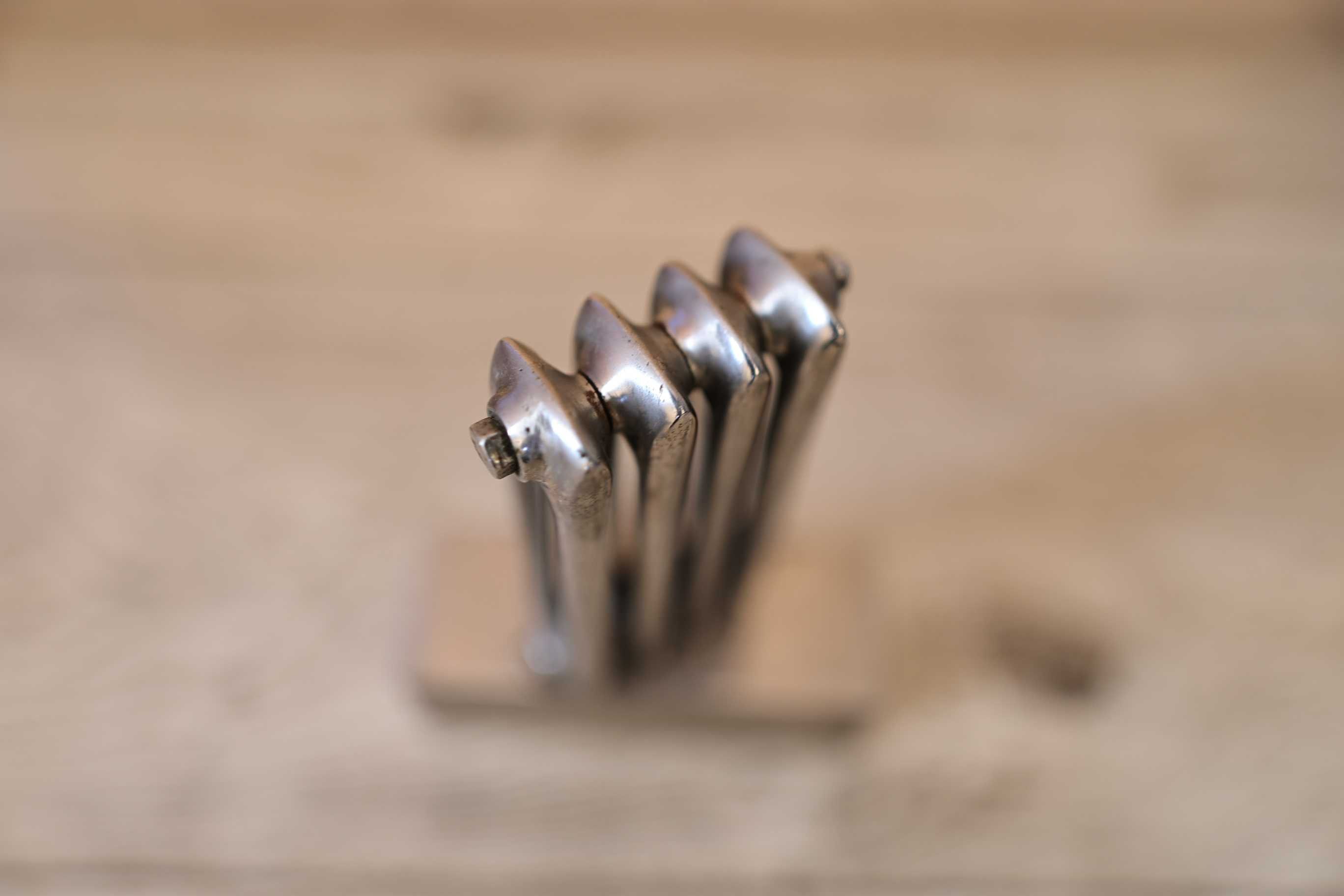 Grzejnik żeliwny niklowany - figurka srebrna