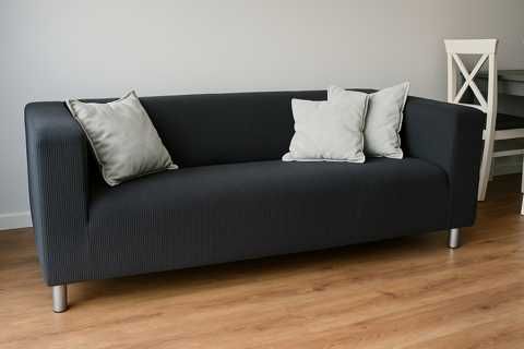 Granatowa sofa IKEA Klippan– sztruks, 2-osobowa, wygodna i zadbana