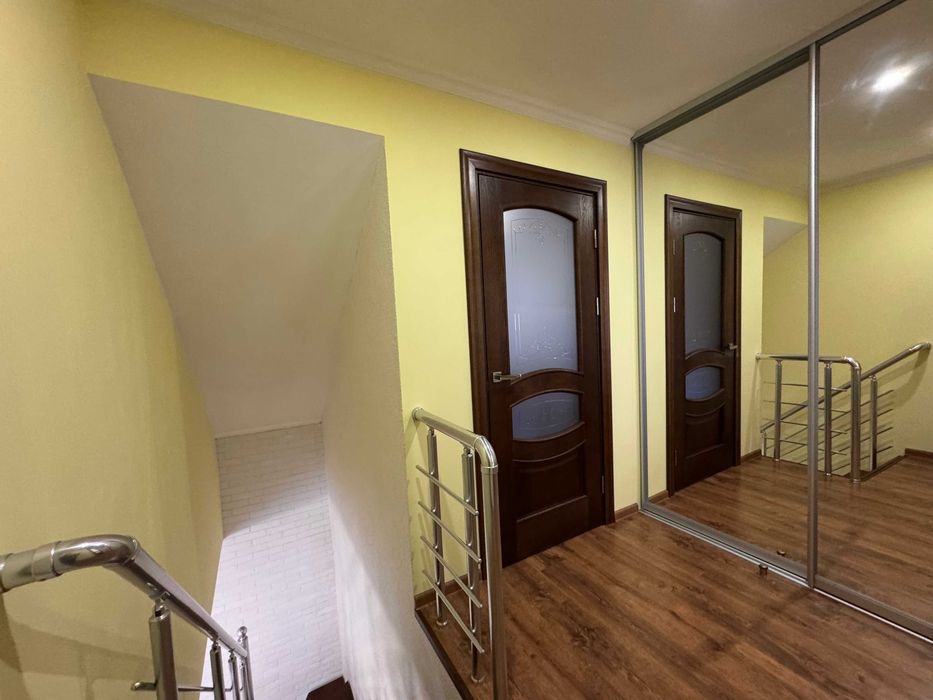 Продам частину будинка з власним двором біля Турецької площі