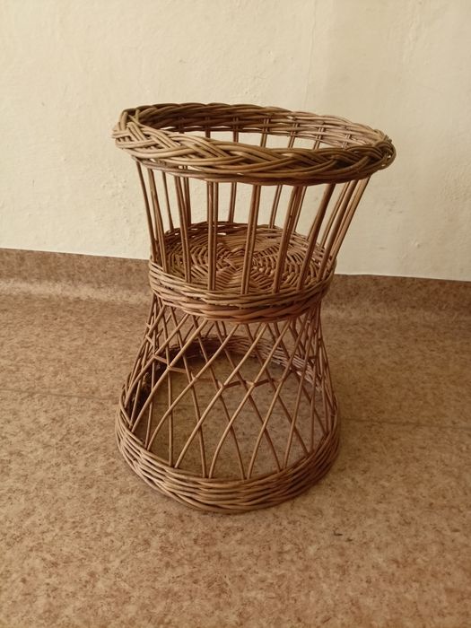 Stojak kwietnik wiklinowy