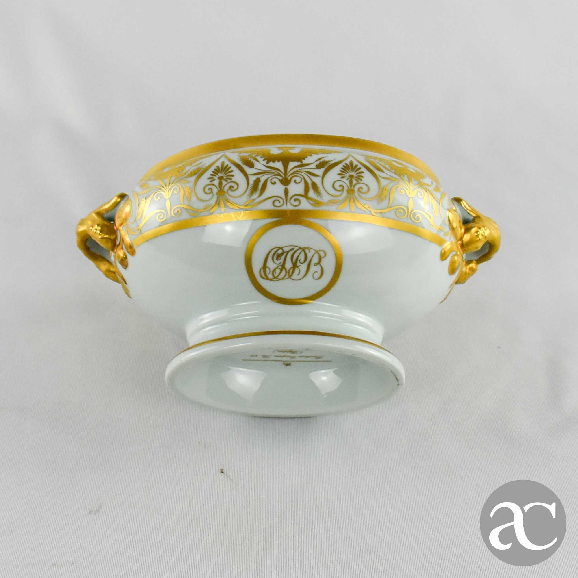 Terrina, em porcelana, decorada a Ouro com Monograma