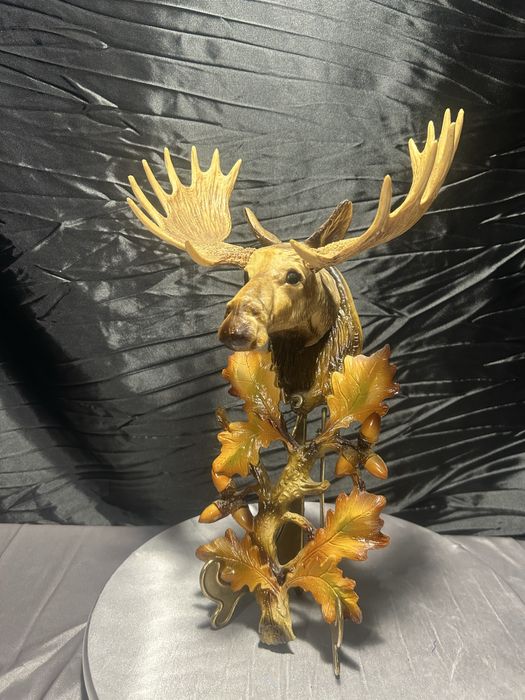 Zawieszka ścienna – łoś wśród liści dębu –  haczyk w stylu myśliwskim