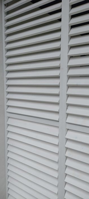 Żaluzje drewniane , shuttersy, regulowane , tarasowe.