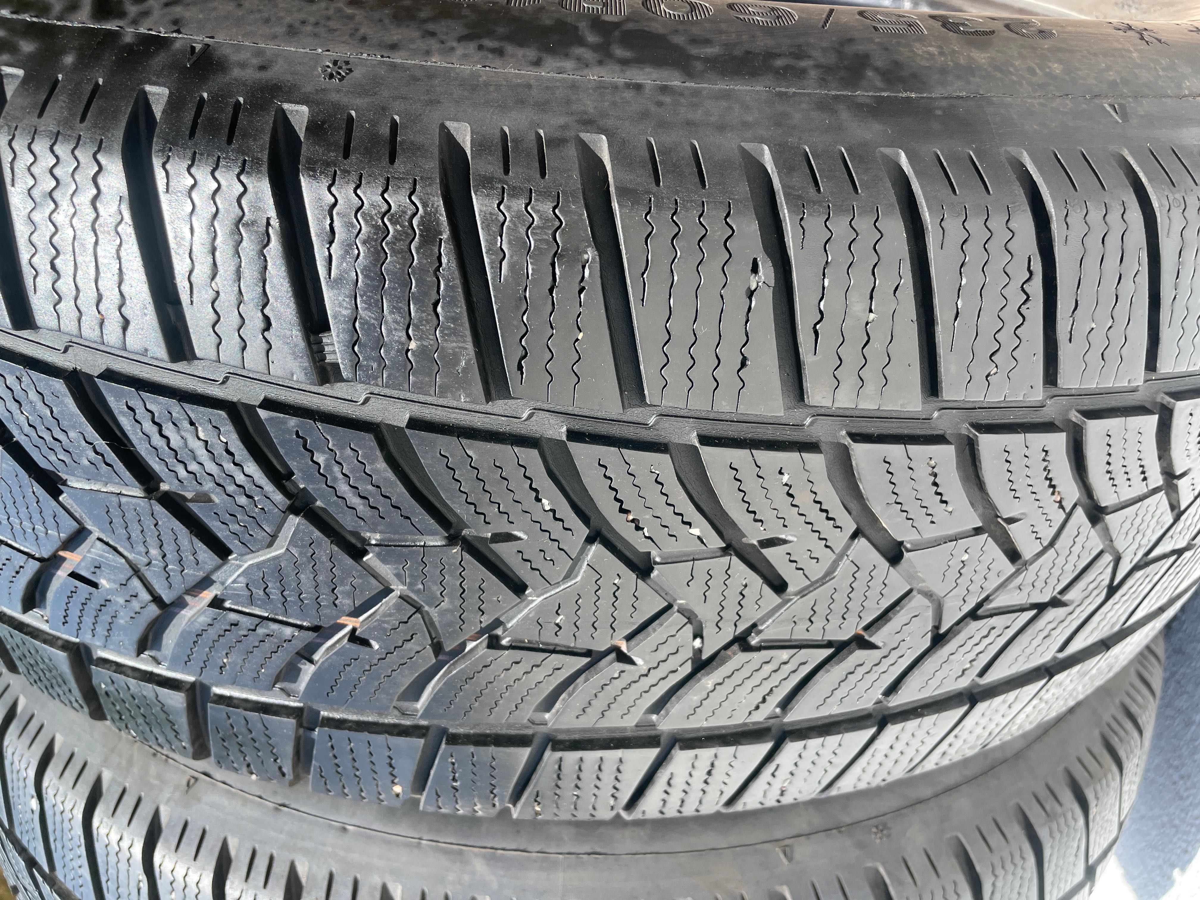 Opony zimowe Dunlop 235/60/18  2szt.