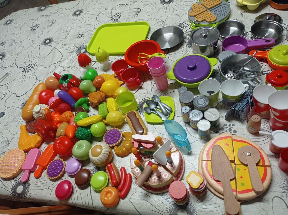 Lote de utensílios de cozinha e comida de brincar