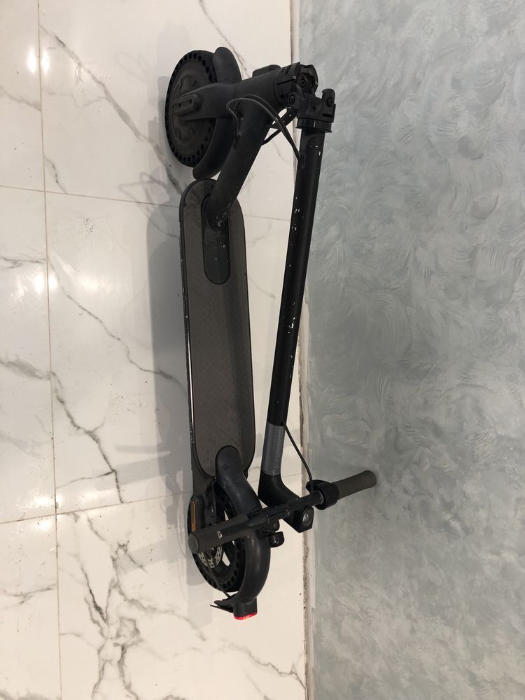 Електросамокат Xiaomi Mi Electric Scooter Essential Black