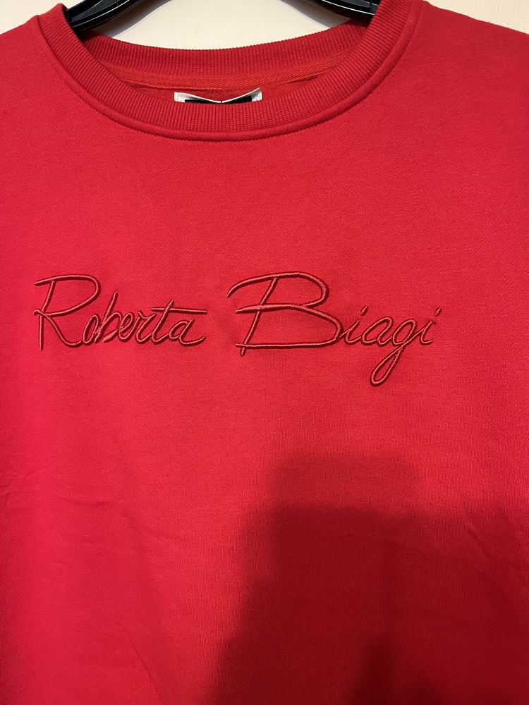 Czerwona bluza Roberta Biagi