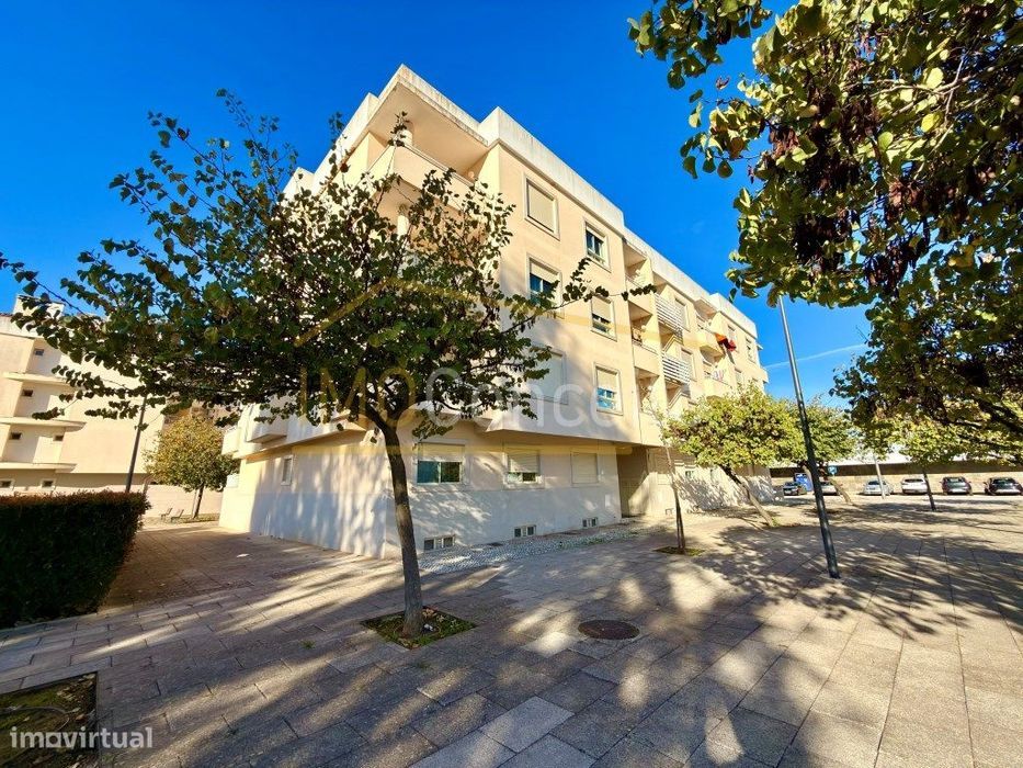 Apartamento T3 + T1 no Entroncamento com grandes áreas e garagem pa...