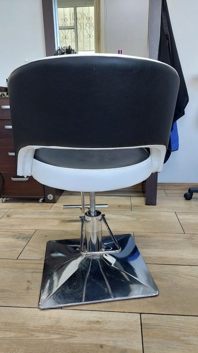 Zestaw foteli fryzjerskich i myjka