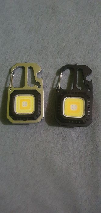 Mała latarka taktyczna/multifunkcyjna