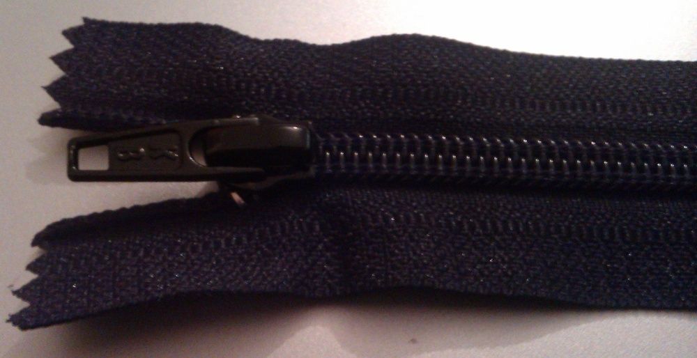 20 Fechos zipper Poliester marca KB 22 cm.