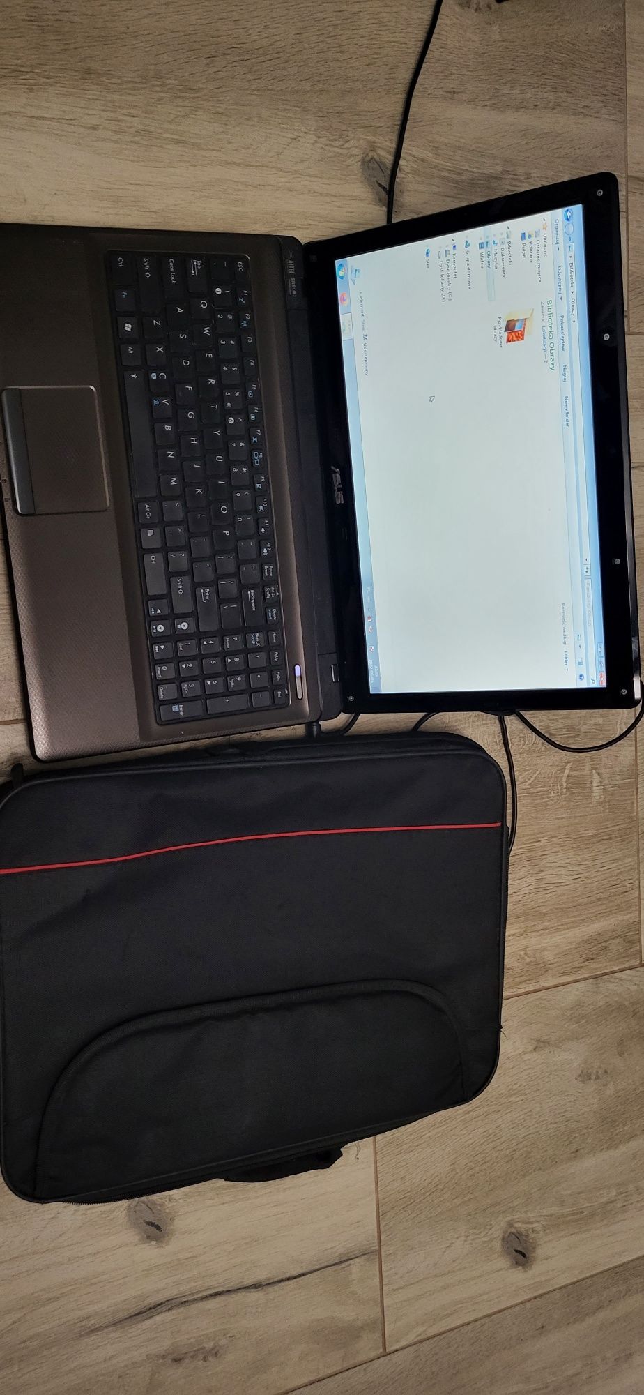 Laptop Asus z lądowarką i torbą