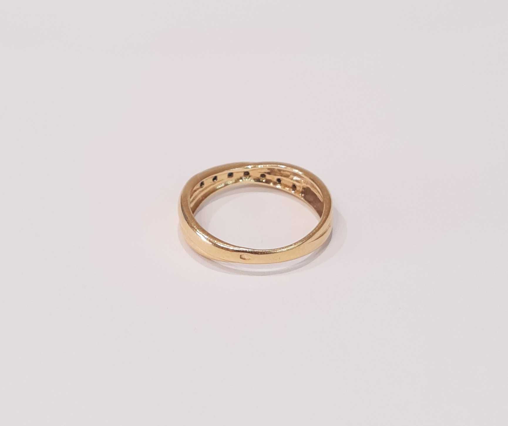 Złoty pierścionek z brylantami i szafirami r.15,5  0,06 ct-3,15g/p.585