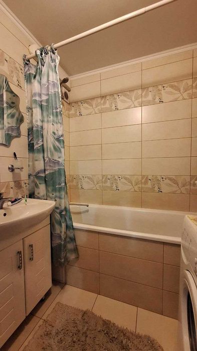 Продається трикімнатна квартира по вул. Білозіра