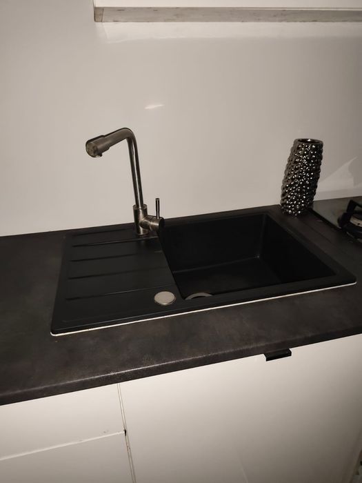 Blat kuchenny ze zlewem baterią i płytą gazową