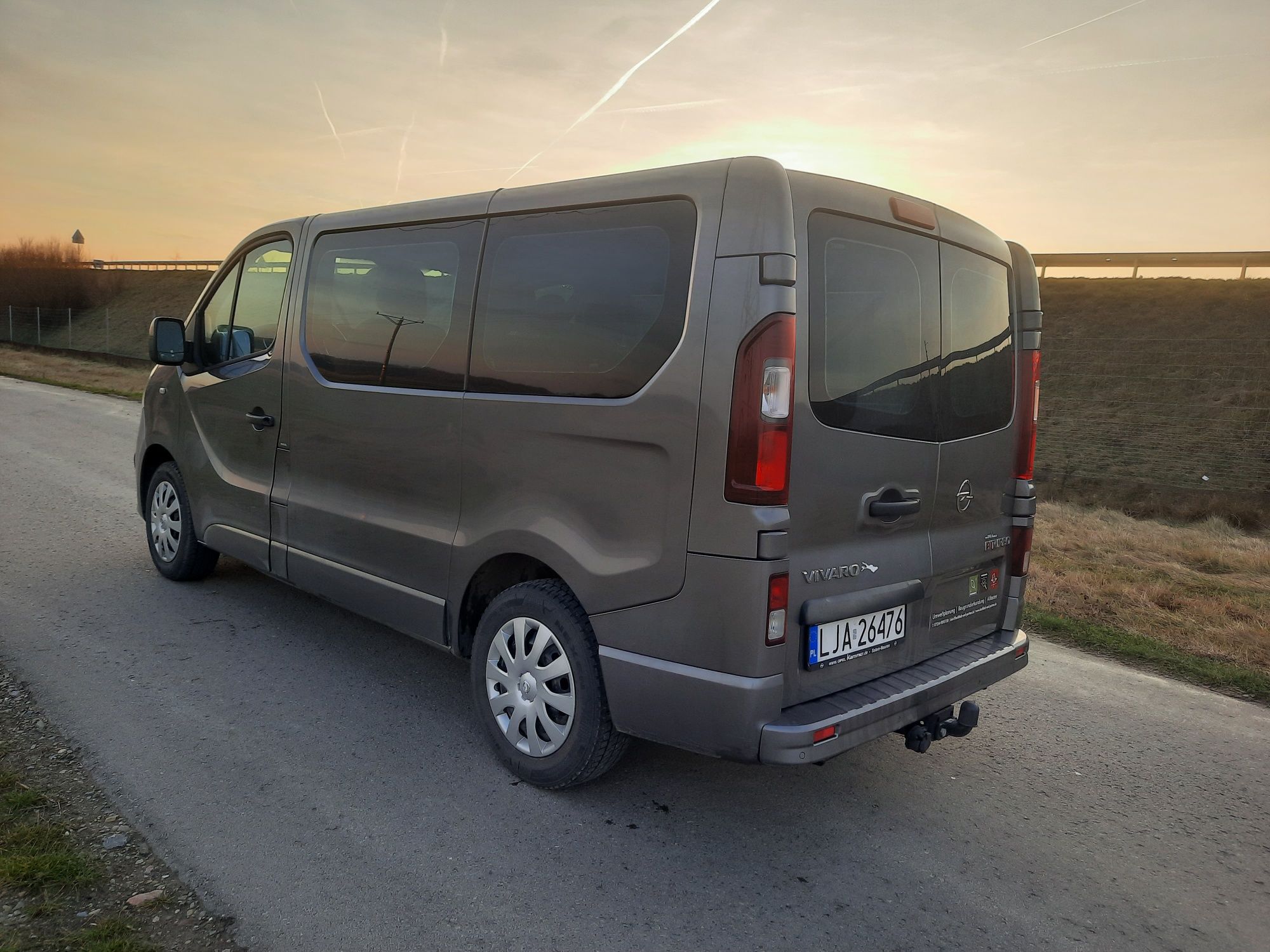 Wynajem busa 9 osób vivaro 9 osobowy bus wynajem wakacje