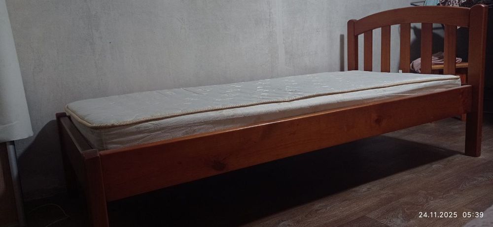 Продам кровать с матрасом