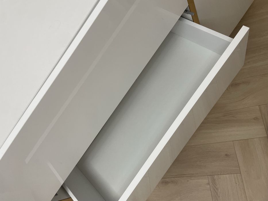 Komoda biała ze złotymi zdobieniami