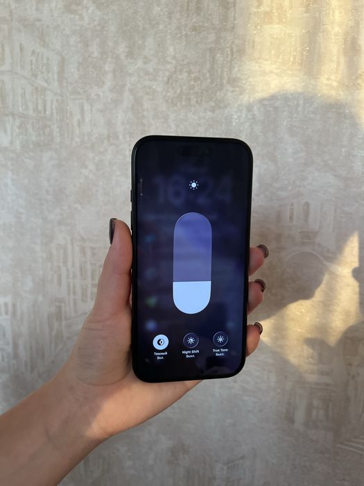 iPhone 16, 99% батарея