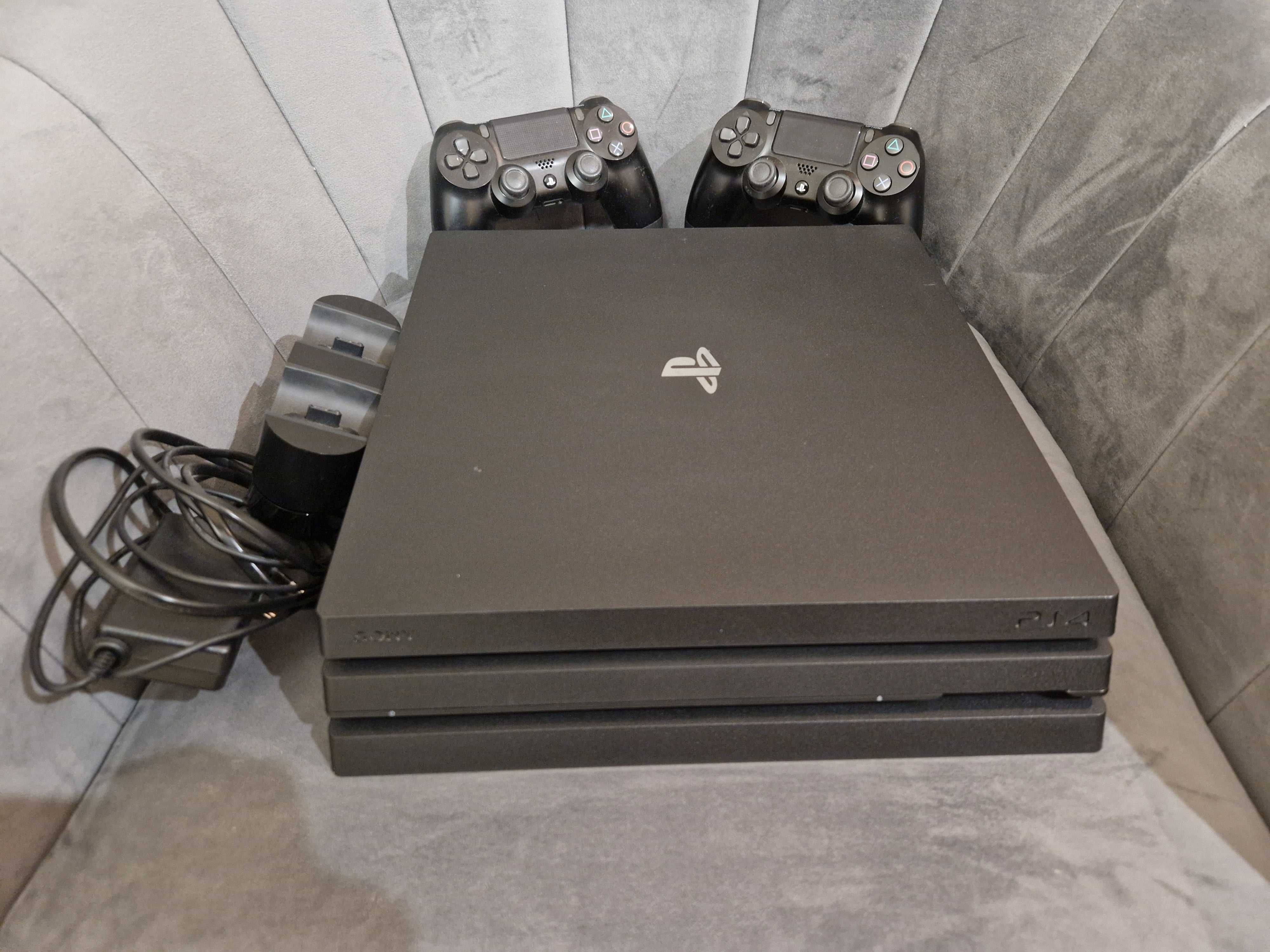 PS4 Pro 1 TB + dois comandos originais+ carregador original