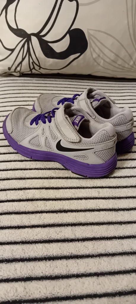 Buty sportowe Nike rozmiar 28.5, długość wkładki 19cm.  Zapraszam.