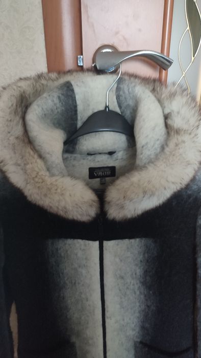 Пальто,зимове з хутром.