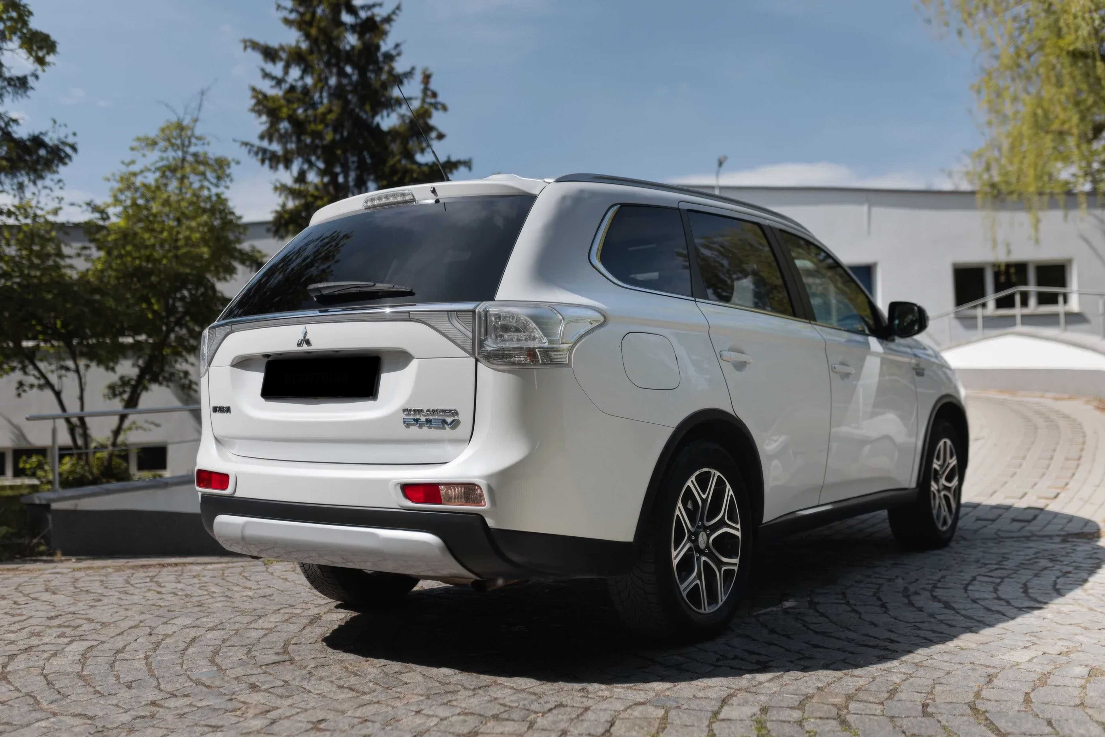 Mitsubishi Outlander PHEV 2015