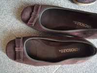 Sapatos de camurça castanhos