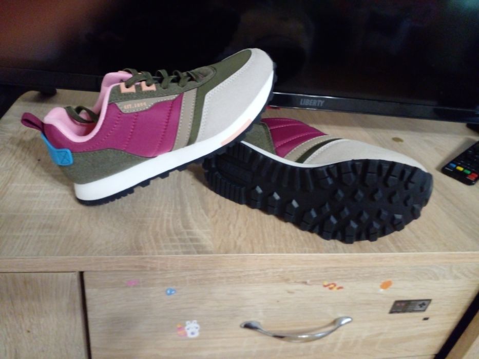 Весняні кросівки