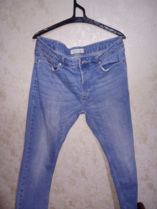 Мужские джинсы в низу зауженные