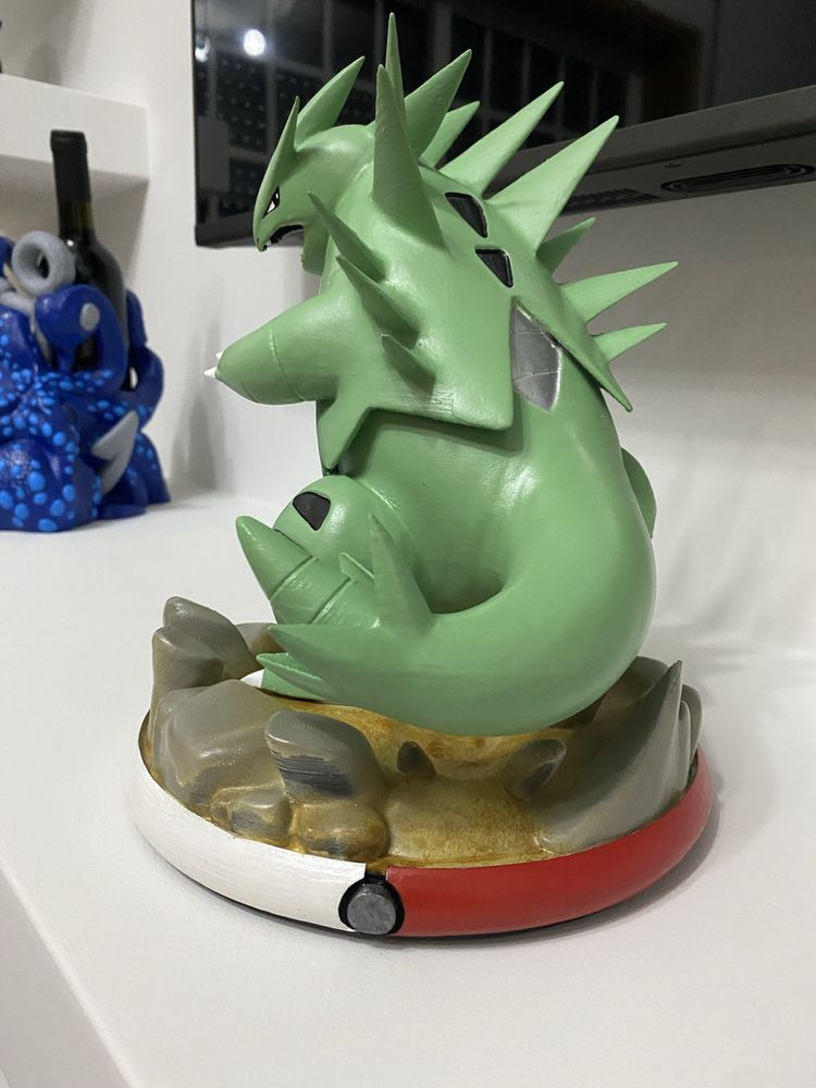 Figura tyranitar pokemon