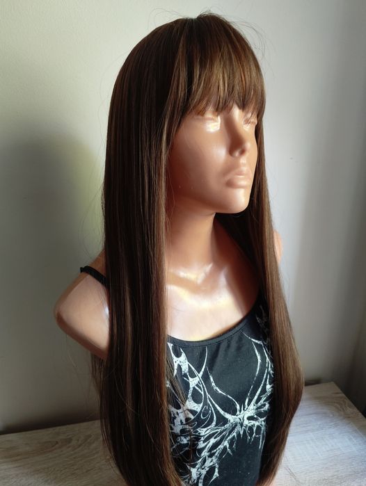 Nowa realistyczna jasno brązowa długa prosta peruka delikatne refleksy