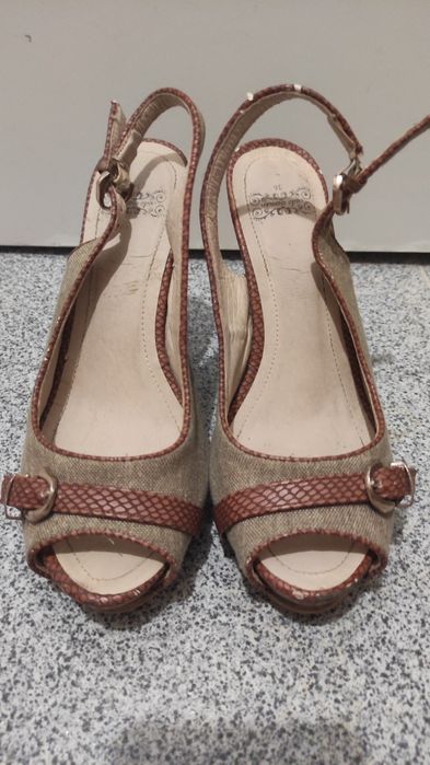 Sandália de salto alto tam.36