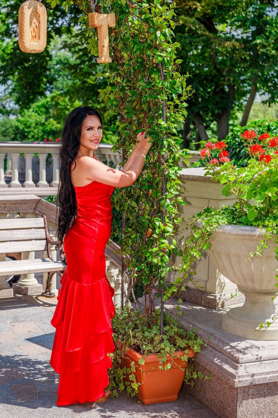 Шикарна червона сукня для особливих подій