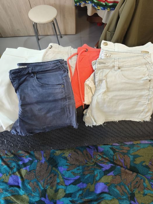 Macacões, calções, t-shirts e pijamas